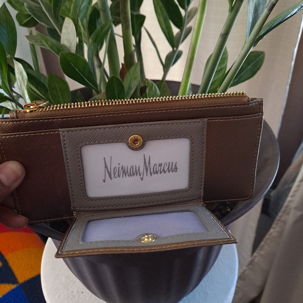 Neiman Marcus 8 slot credit card wallet
